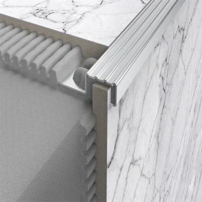 Облицовка лестницы из матовых алюминиевых строительных материалов